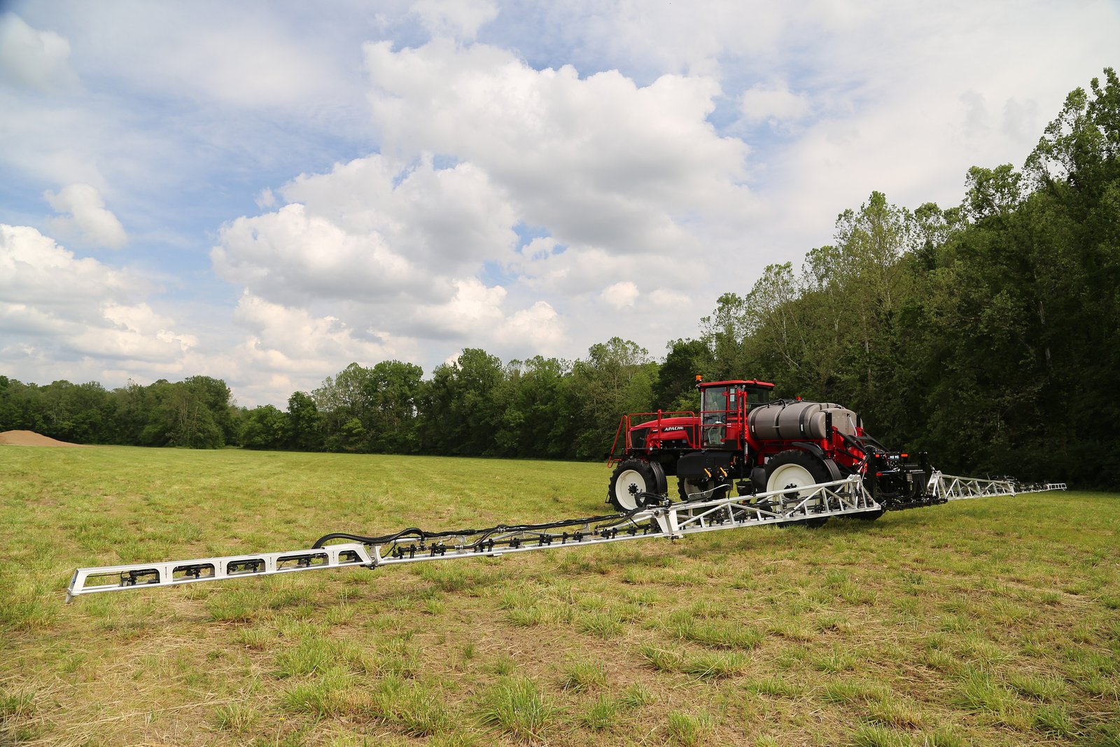 Pulverizadora autopropulsada aplicando en un campo